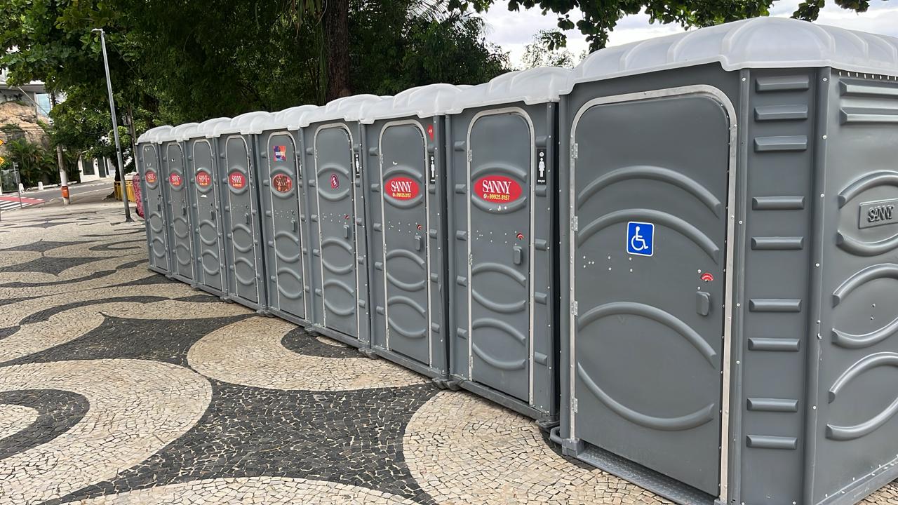 Linha de banheiros químicos incluindo modelo acessível