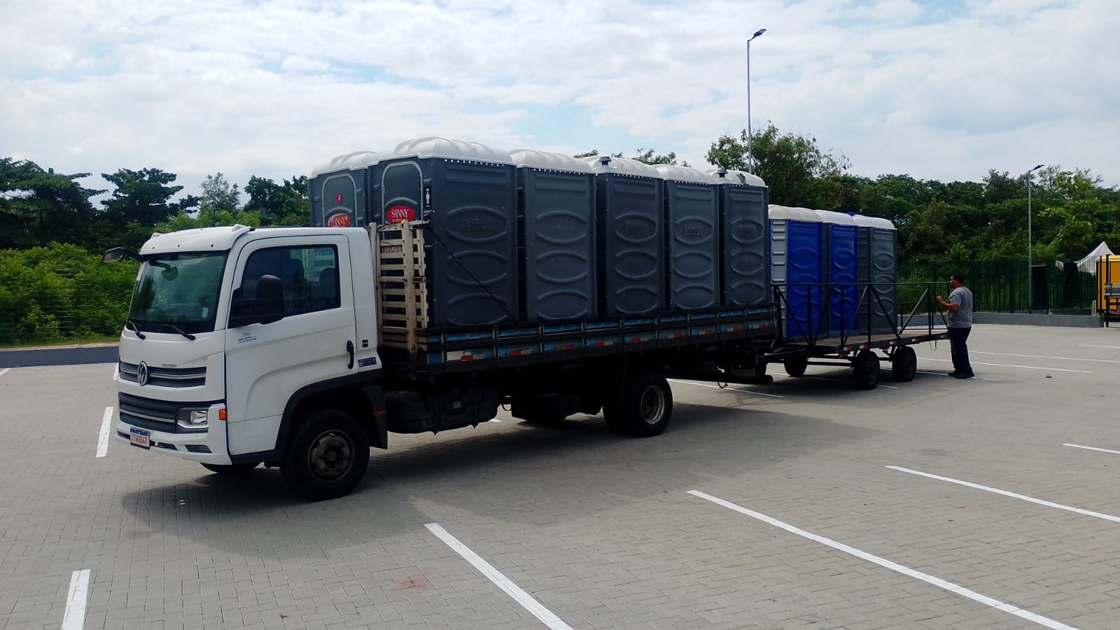 Caminhão transportando banheiros químicos Sanny para entrega